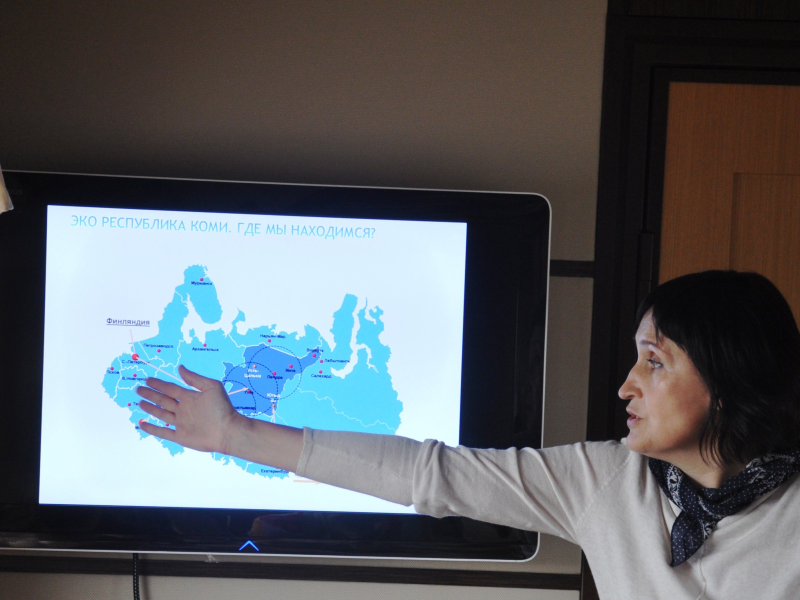 Наталья Макарова рассказывает об экомаршрутах республики - презентация в вагоне-ресторане, фото Константин Исааков