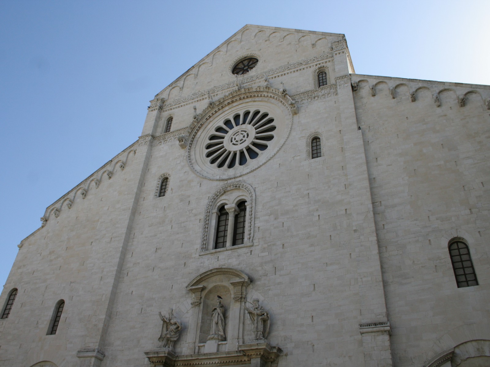 Кафедральный собор украшен круглым окном-розеткой, фото Олег Алексеев
