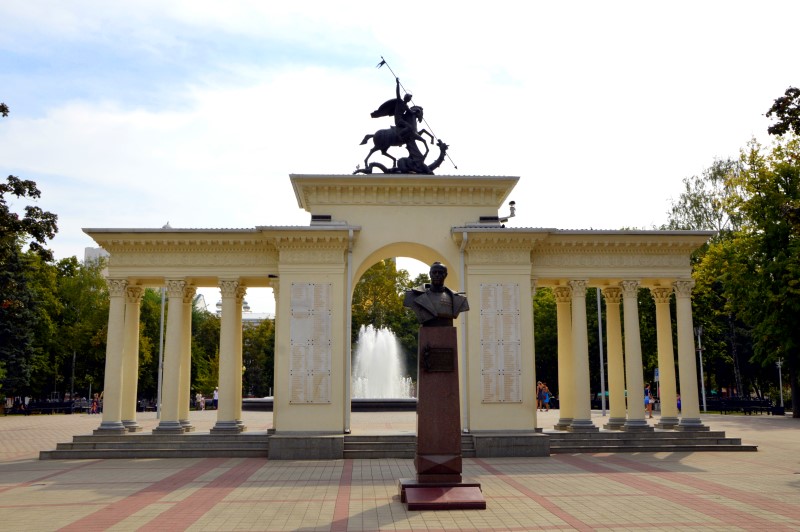 Мемориальная арка «Ими гордится Кубань» и Памятник Г.К. Жукову, фото Анастасия Супрун