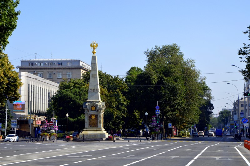 ул. Красная, Памятник в честь 200-летия Кубанского казачьего войска, фото Анастасия Супрун