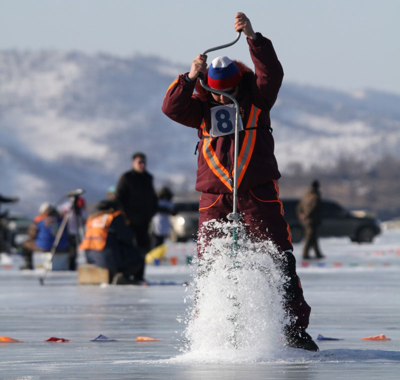 Зимняя рыбалка позволяет ловить рыбу с большой глубины без использования лодки