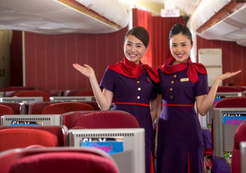 Приветливые стюардессы авиакомпании Hong Kong Airlines