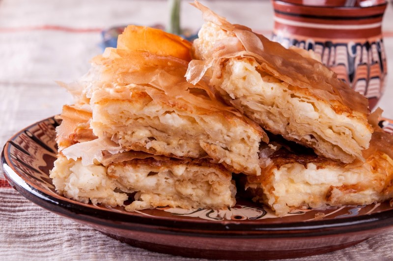 Баница - традиционное болгарское блюдо из слоёного теста